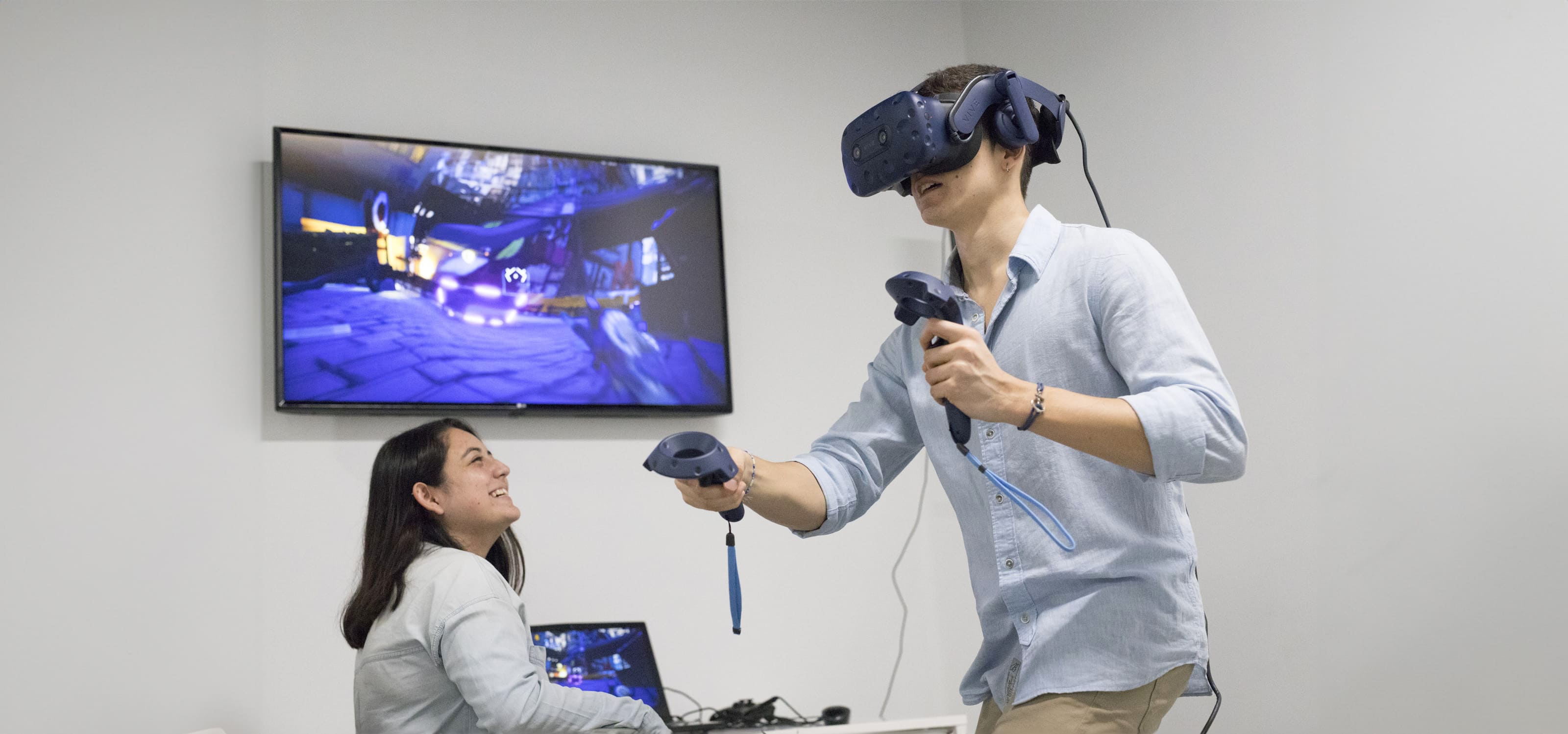Dos estudiantes del campus de DigiPen Europe-Bilbao utilizan las gafas HTC VIVE VR para probar un videojuego de estudiantes.