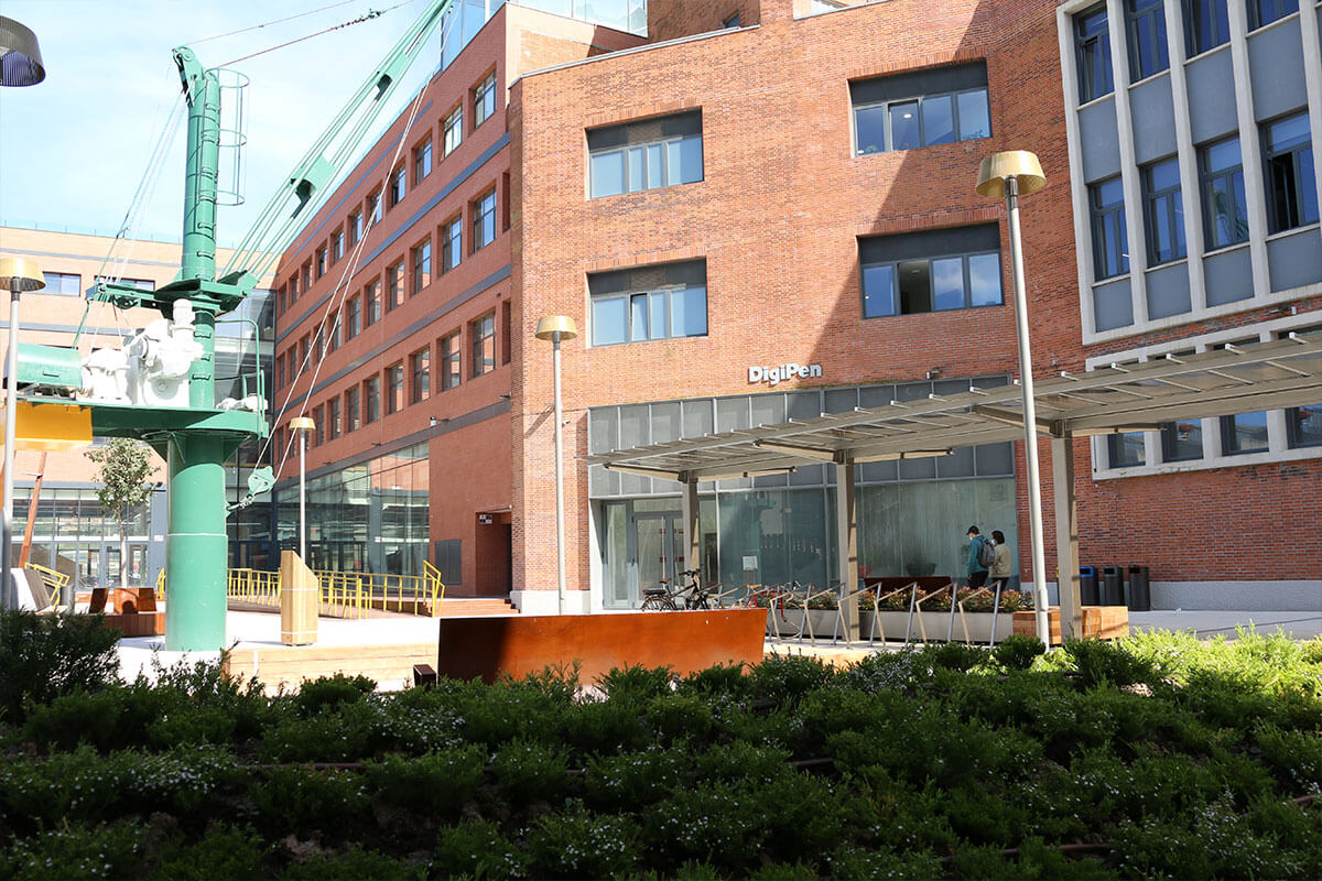 Fotografía de la entrada del edificio del campus de DigiPen Europe-Bilbao.
