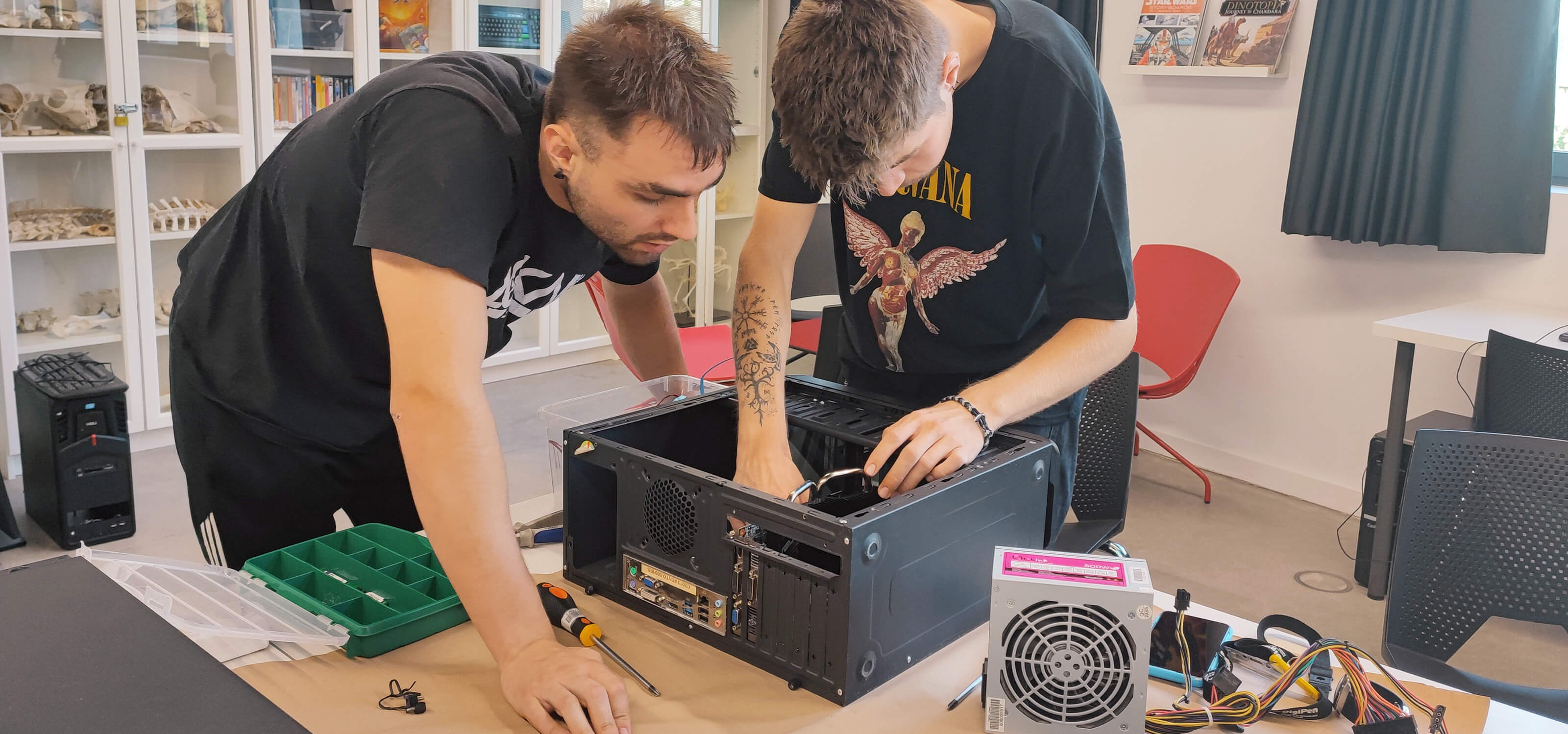 Dos estudiantes trabajan juntos para montar un PC.
