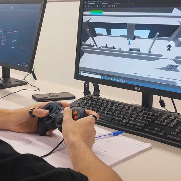 Un estudiante usa un mando para probar una versión inicial de un videojuego en el que está trabajando