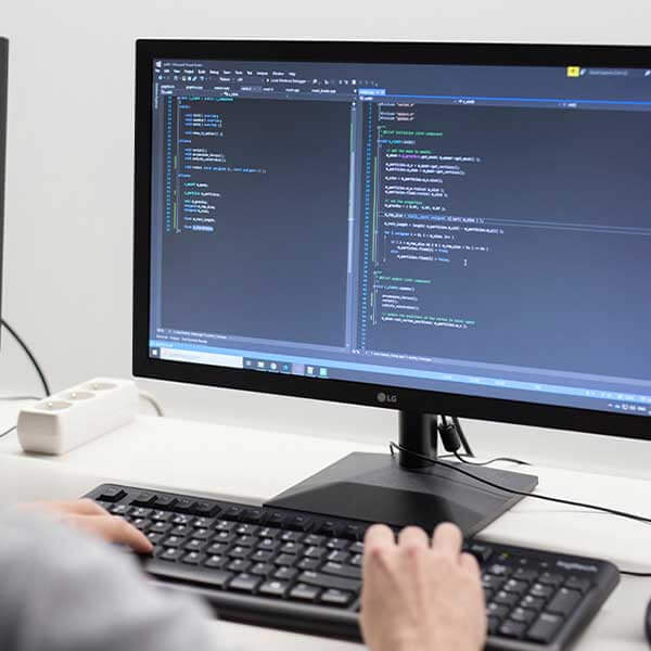 Un estudiante escribe código en su ordenador