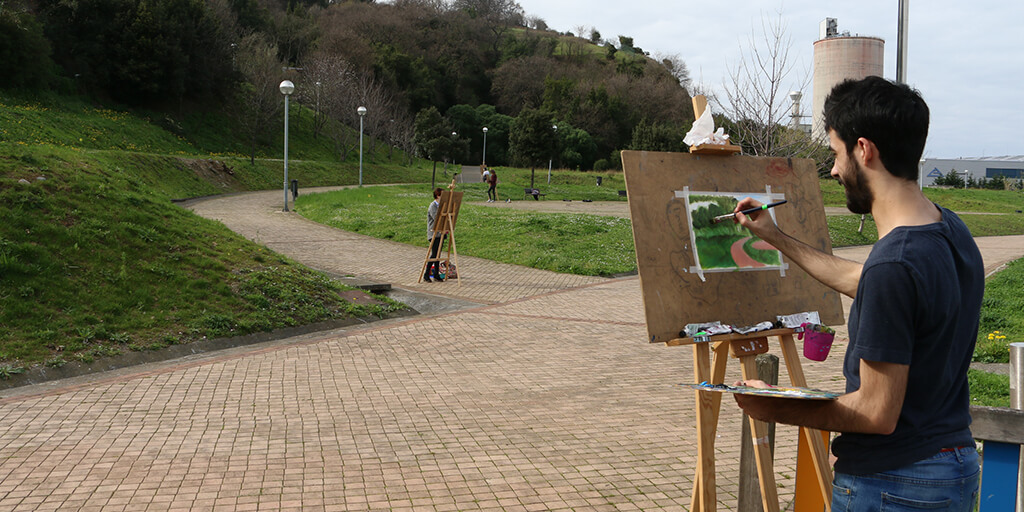 Alumnos de DigiPen Europe-Bilbao pintan en caballetes en un parque