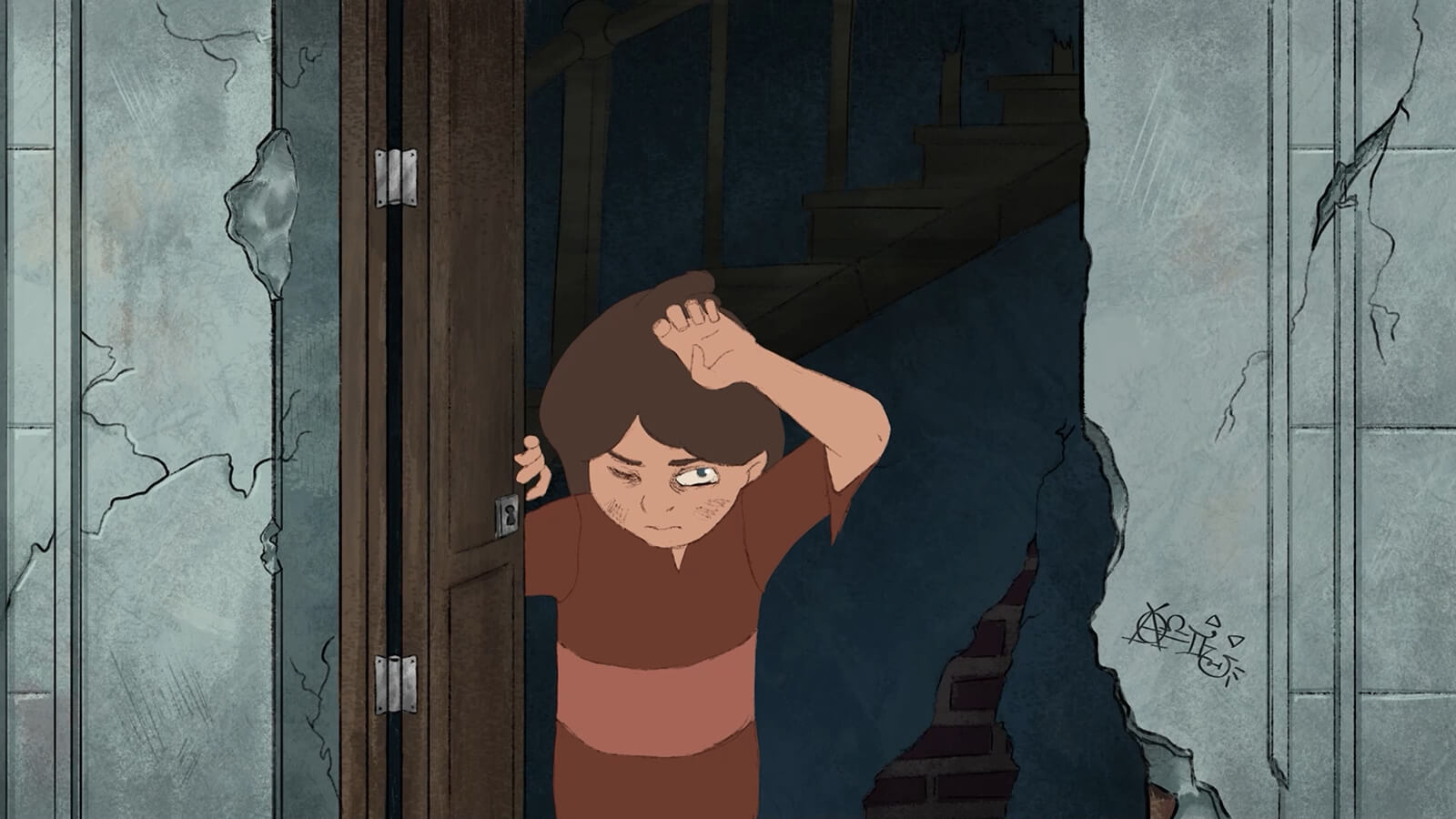 Un niño abre la puerta principal de una casa en ruinas y usa su brazo para protegerse los ojos.