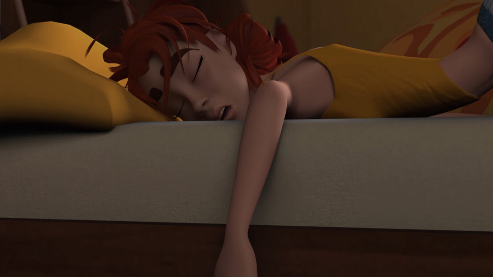 Una mujer duerme profundamente con su brazo colgando del lado de su cama