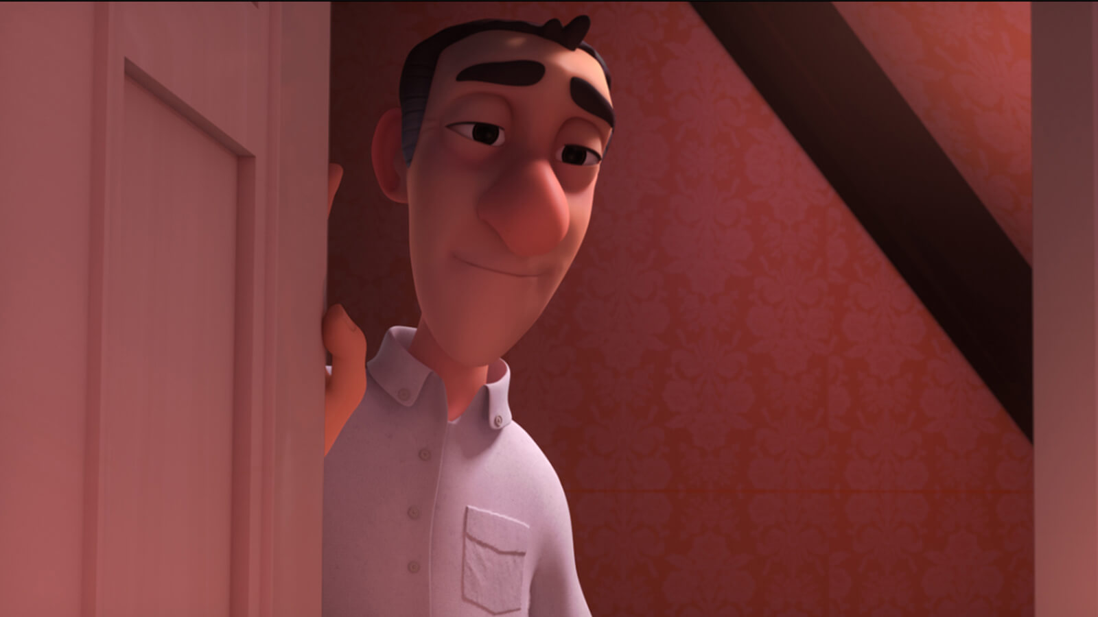 Un hombre con camisa blanca y mirada preocupada posa su mano sobre una puerta abierta.
