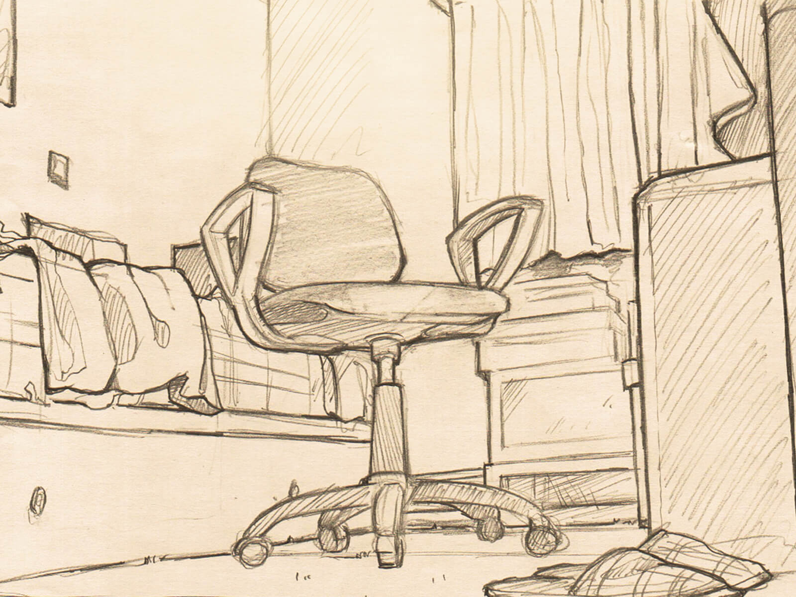 Vista en blanco y negro del esbozo de un dormitorio visto desde el suelo. Una silla de ordeandor con ruedas es el foco de la obra.
