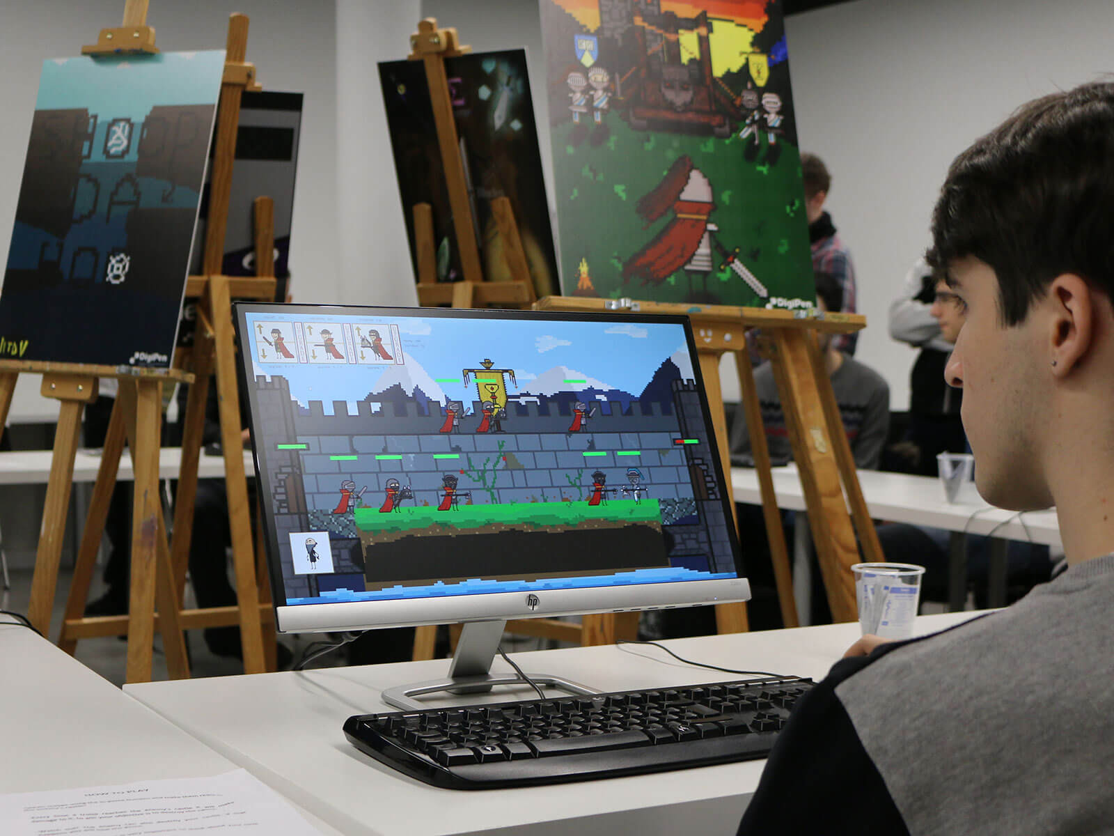 -Un estudiante de DigiPen Bilbao en un aula frente a un ordenador. 