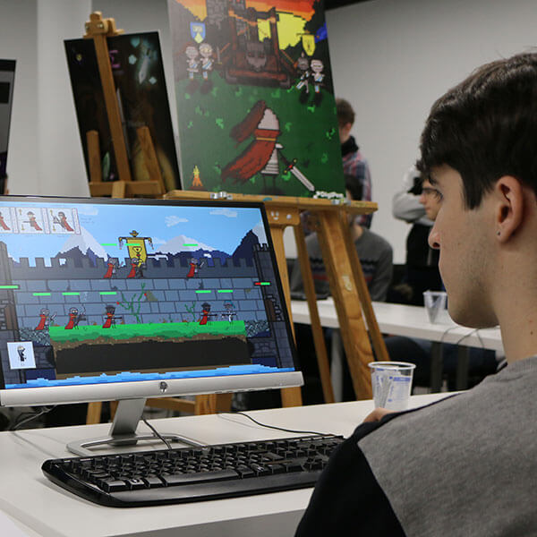 -Un estudiante de DigiPen Bilbao en un aula frente a un ordenador. 