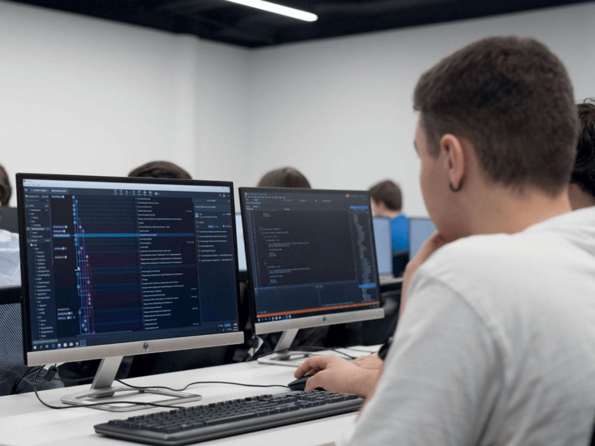 Un estudiante de DigiPen Bilbao se sienta en un laboratorio de informática trabajando en el desarrollo de juegos