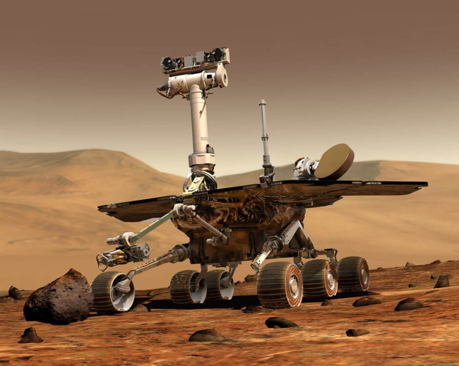 Robot de investigación de seis ruedas en la superficie de un planeta rocoso